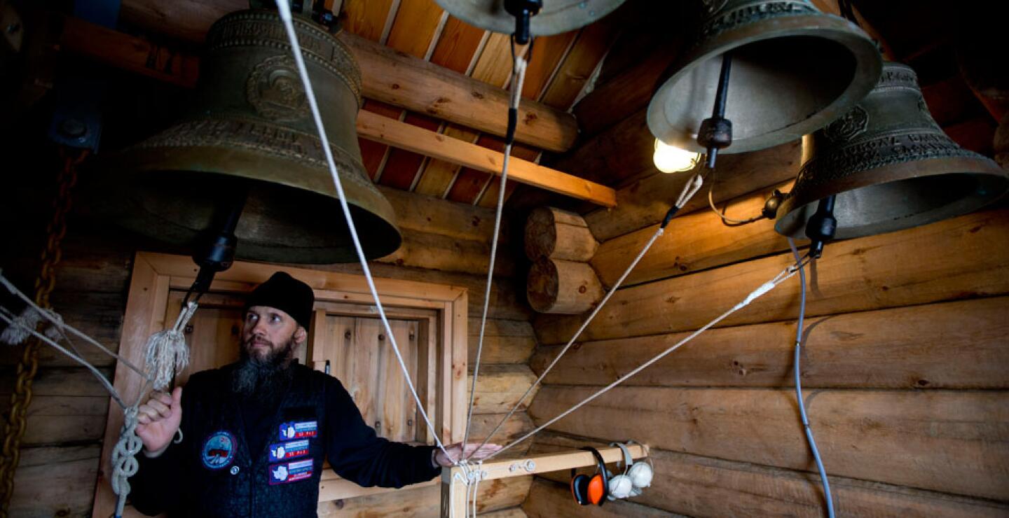 Kirilov hala esforzadamente las pesadas sogas de las campanas de la iglesia Ortodoxa Oriental más austral del mundo, llamando a todo aquel que quiera asistir a misa en esta remota isla antártica.