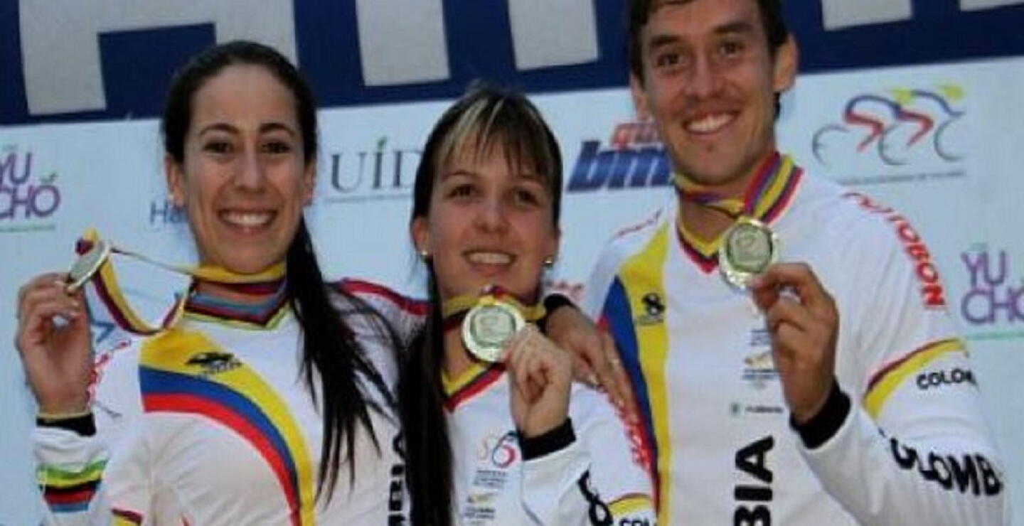 90151_Mariana Pajón, Andrea Escobar y Carlos Mario Oquendo / Foto: Federación Colombiana de Ciclismo