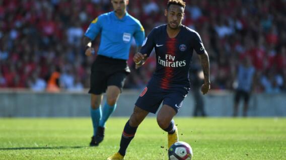 287146_Neymar abrazó y le regaló su camiseta a un niño que saltó al césped en Nimes