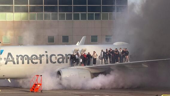 Avión de American Airlines se incendió tras aterrizar en EE. UU. y quedó captado en video Avión de American Airlines se incendió tras aterrizar en EE. UU. y quedó captado en video