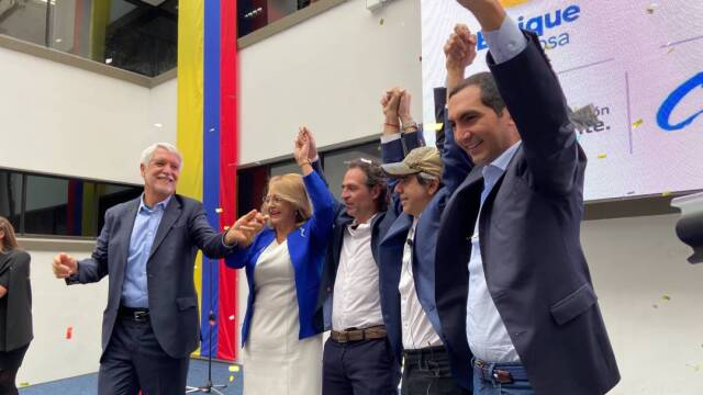Equipo por Colombia inscribió sus cinco precandidatos y lanzaron dardos a otras coaliciones Equipo por Colombia inscribió sus cinco precandidatos y lanzaron dardos a otras coaliciones