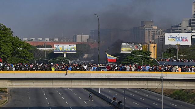 Se oyeron ráfagas de fusil durante la manifestación en el puente de Altamira en Venezuela Se oyeron ráfagas de fusil durante la manifestación en el puente de Altamira en Venezuela