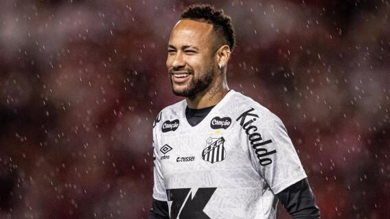 Neymar volvió a jugar con Santos tras estar de baja por lesión. Neymar volvió a jugar con Santos tras estar de baja por lesión.