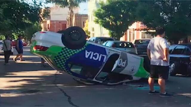 ¡Impresionante! Mujer policía se desmayó cuando conducía su patrulla y sufrió aparatoso accidente