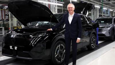 El exdirector ejecutivo de Stellantis, Carlos Tavares, posa en la línea de producción de los nuevos coches eléctricos Peugeot e-3008 y e-5008 en la fábrica de Stellantis en Sochaux, este de Francia. El exdirector ejecutivo de Stellantis, Carlos Tavares, posa en la línea de producción de los nuevos coches eléctricos Peugeot e-3008 y e-5008 en la fábrica de Stellantis en Sochaux, este de Francia.
