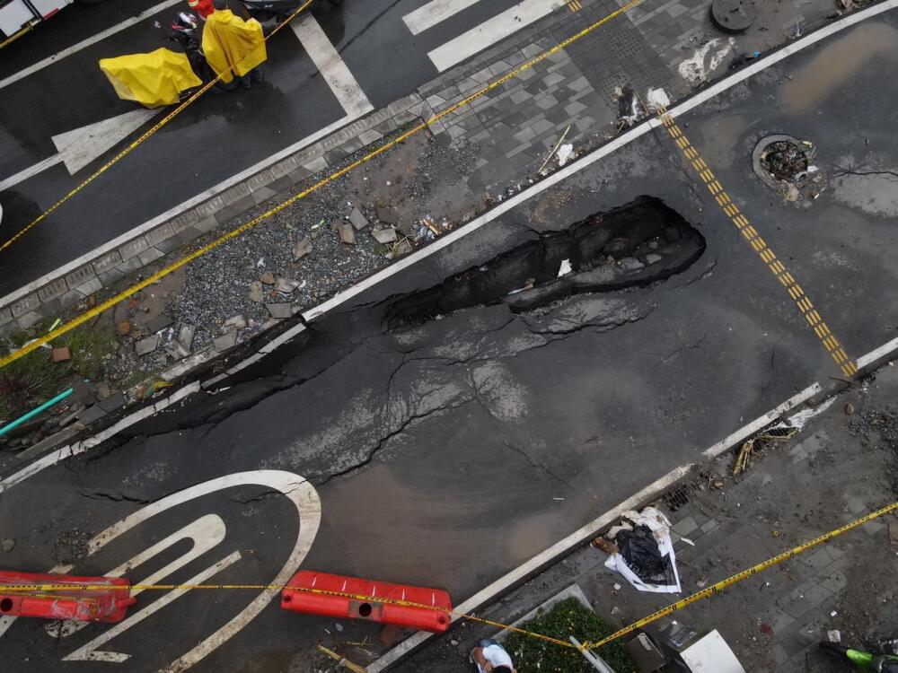 Hueco en la avenida de Greiff, centro de Medellín (4).jpeg