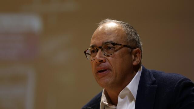 Juan Carlos Echeverry sufre aparatosa caída en un debate del Equipo por Colombia