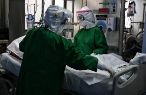 Por posible reacción alérgica no se vacunó y hoy batalla contra el COVID en una UCI