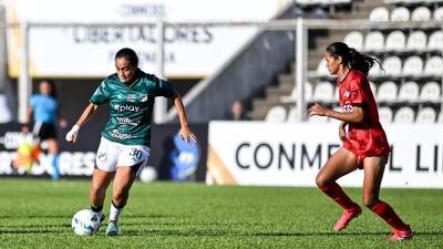 Acción de juego entre Deportivo Cali y Libertad en la Copa Libertadores femenina 2025.
