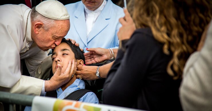 Para Francisco la misión de los laicos no es reemplazar a los sacerdotes y las mujeres no deben acceder al sacerdocio.