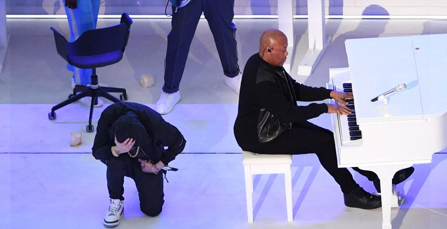 Eminem se arrodilla durante show del Super Bowl