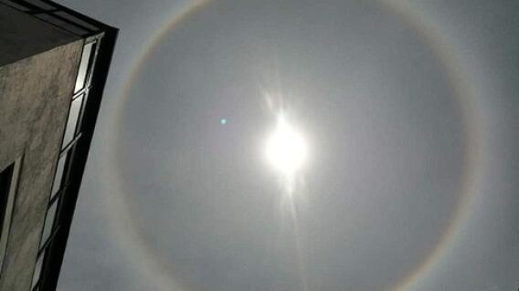 Halo solar, fenómeno atmosférico visto en Bogotá Halo solar, fenómeno atmosférico visto en Bogotá