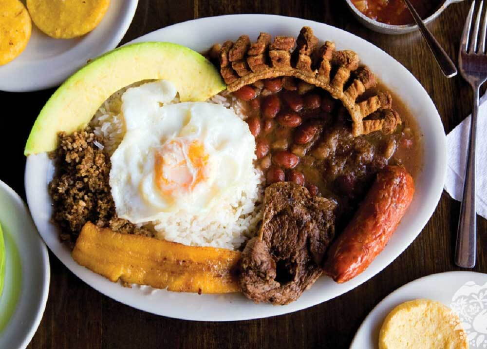 La bandeja paisa es uno de los platos emblemáticos de la gastronomía antioqueña.