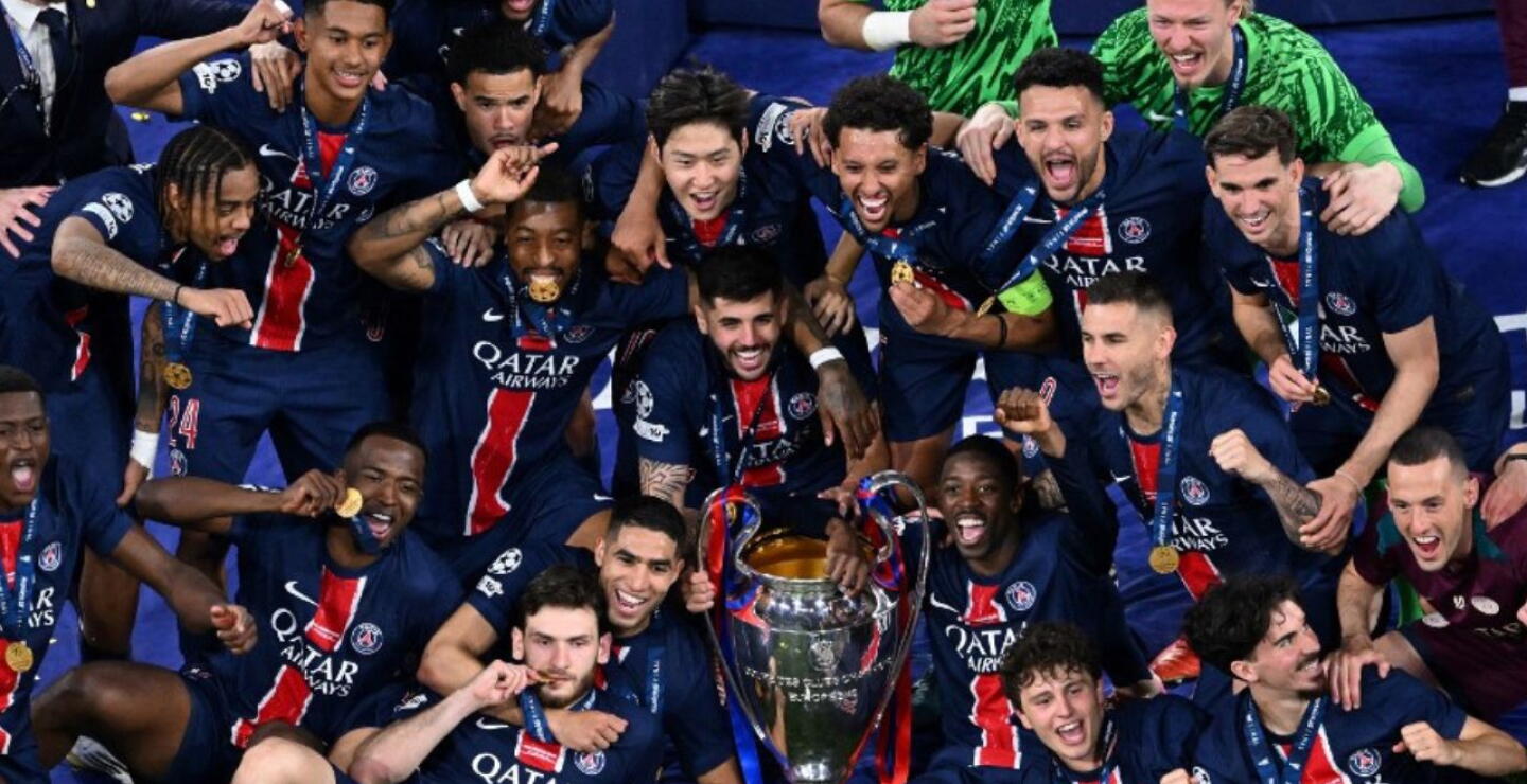 PSG con el trofeo de la Champions League.