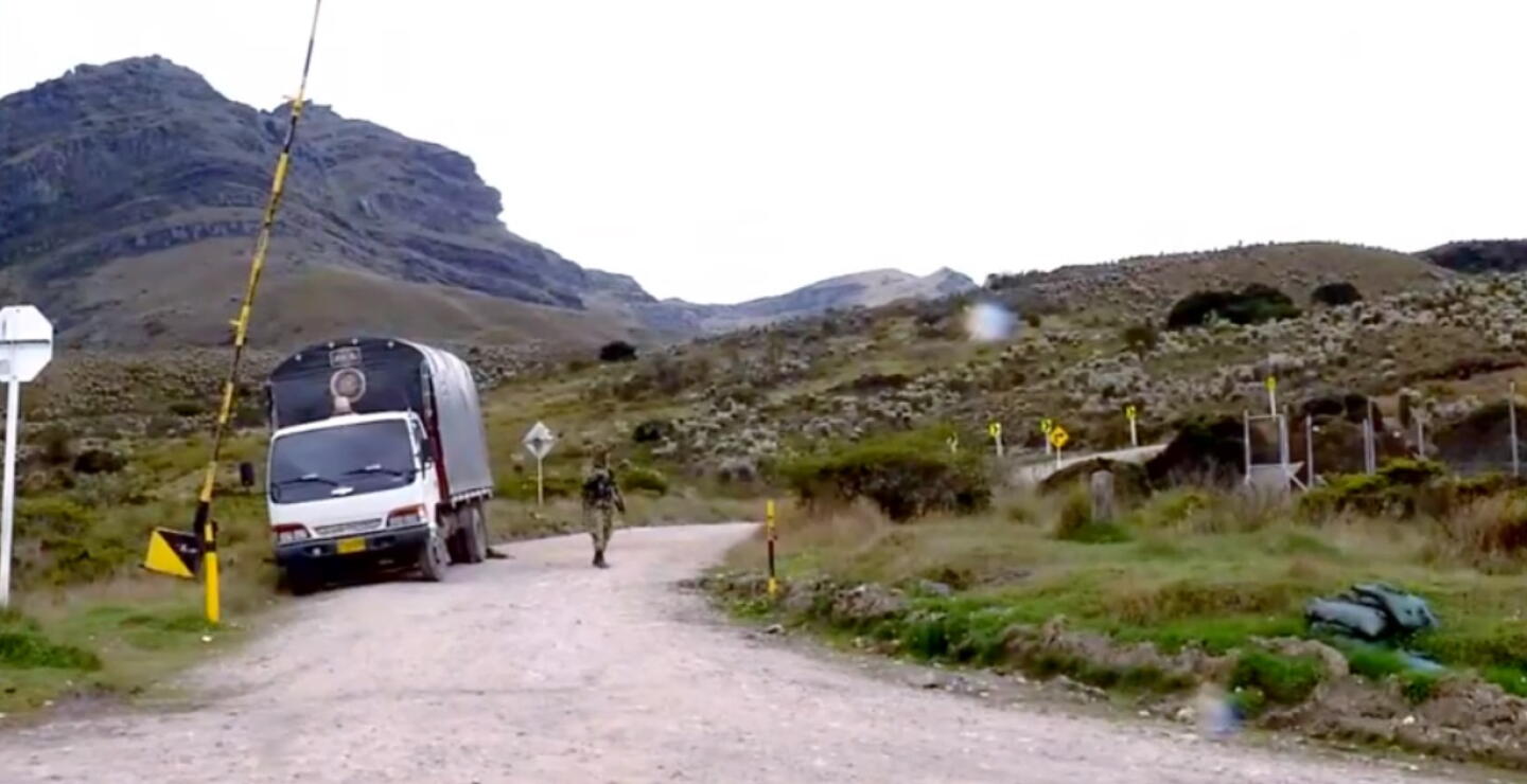 Hombres armados estarían utilizando vehículos de la UNP para ofrecer tierras de la SAE
