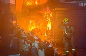 Incendio en local de las Pulgas en Bucaramanga.jpg