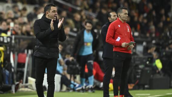 Xavi Hernández, director técnico del Barcelona, da indicaciones en el juego contra Valencia. Xavi Hernández, director técnico del Barcelona, da indicaciones en el juego contra Valencia.