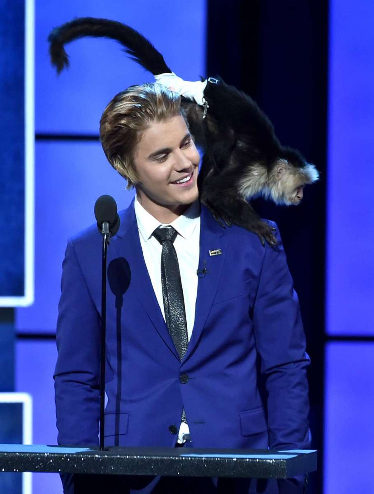 645883_justin_bieber_-_mono.jpg