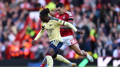 Daniel Muñoz en Nottingham Forest vs. Arsenal, en juego por la Premier League. 