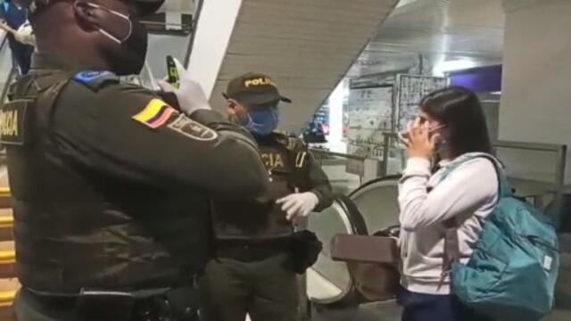 Con un comparendo, así policías ayudaron a joven a pedirle matrimonio a su novia en plena cuarentena Con un comparendo, así policías ayudaron a joven a pedirle matrimonio a su novia en plena cuarentena