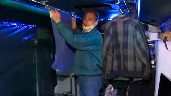 365187_Conductor tuvo que irse a vivir a su buseta por crisis // Foto: cortesía Noticias Caracol