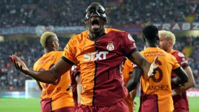 Dávinson Sánchez, al fondo, campeón con Galatasaray de la Copa de Turquía. 