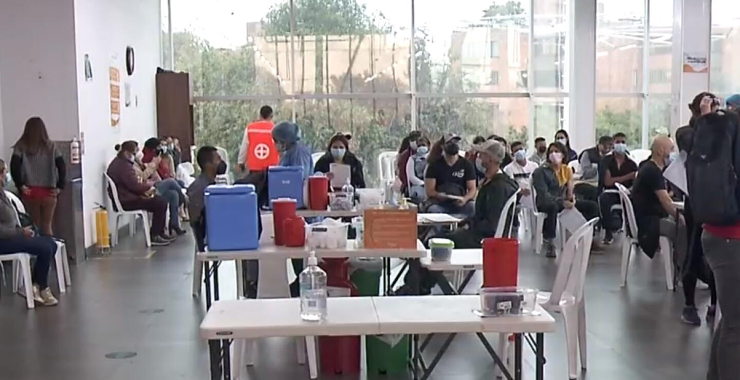 Medidas contra el COVID se han relajado, pero especialistas insisten en refuerzo de la vacuna