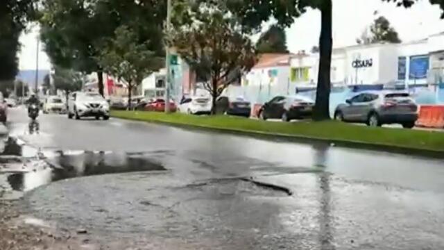 Trampas mortales en Bogotá: motociclista cayó a enorme hueco en pleno aguacero Trampas mortales en Bogotá: motociclista cayó a enorme hueco en pleno aguacero