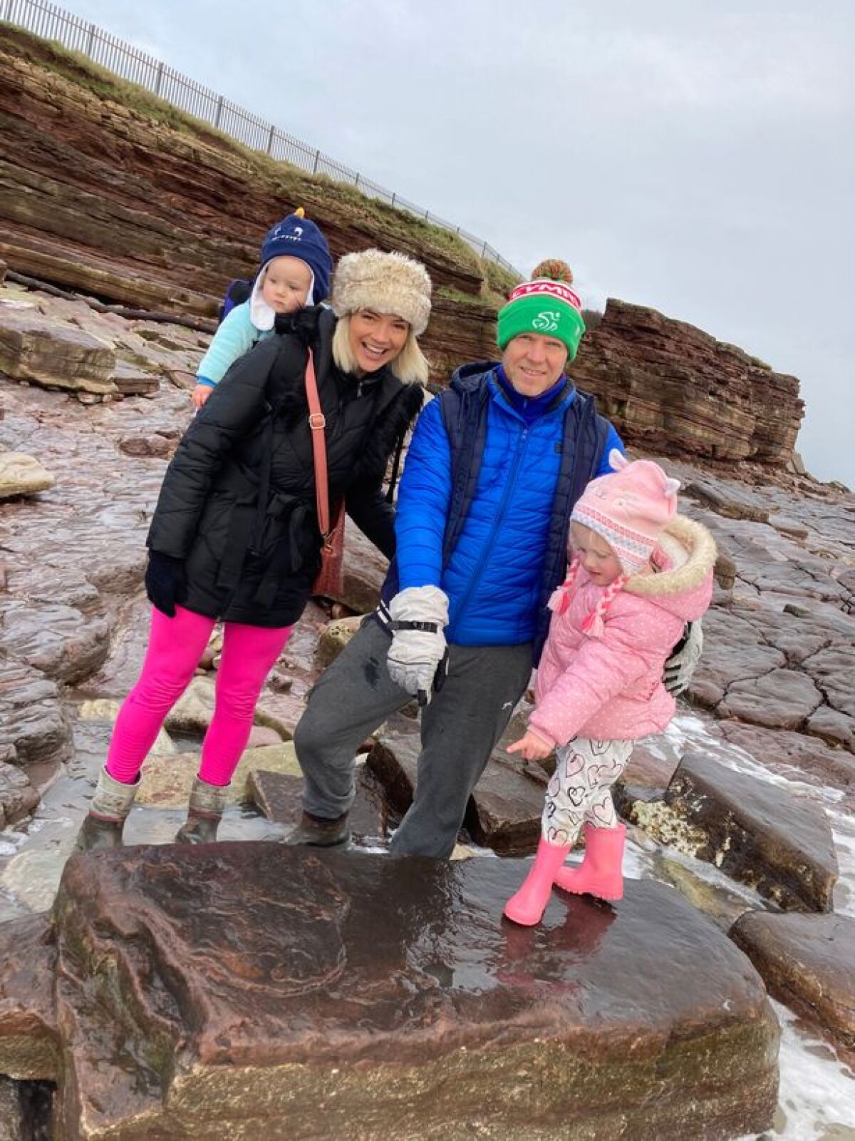familia huella de dinosaurio