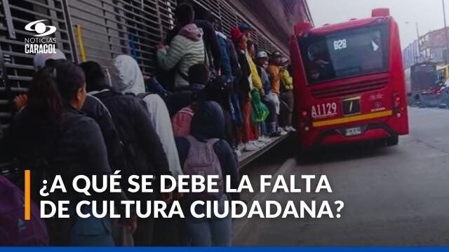 Hacen largas filas para colarse en Transmilenio y despiertan malestar entre quienes pagan el pasaje Hacen largas filas para colarse en Transmilenio y despiertan malestar entre quienes pagan el pasaje