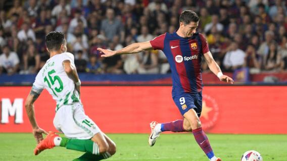 Robert Lewandowski en acción de juego con el Barcelona enfrentando al Betis Robert Lewandowski en acción de juego con el Barcelona enfrentando al Betis