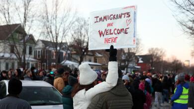 ICE defiende a agente que le disparó a mujer en Minneapolis y afirma que "acosaba" a los oficiales