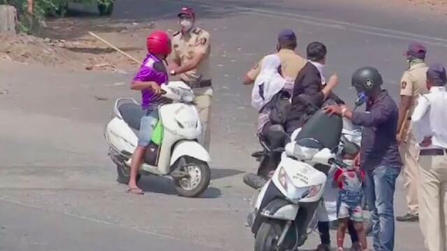 A punta de palo, así están castigando a los que no respetan el aislamiento en India  