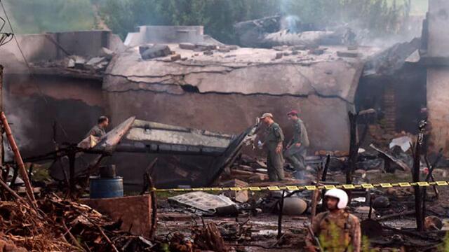 Avión militar cayó sobre casas en Pakistán: la mayoría de víctimas murió mientras dormía