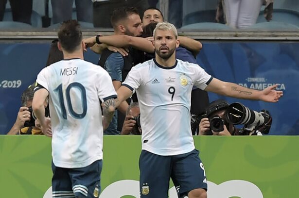 315629_aguero_messi_230619_afpe.jpg