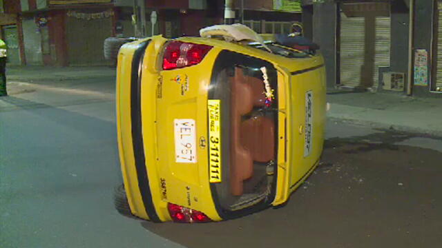 Taxista volcó a un compañero tras chocarlo fuertemente, no lo auxilió y salió pitado