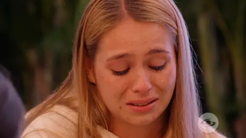 Darlyn llora al recibir el servicio de mensajería en el Desafío 2024.