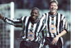 Faustino Asprilla (izq.) en su paso por el Newcastle.