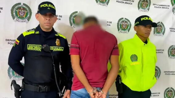 Agentes de la Policía Nacional de Colombia durante un procedimiento relacionado con el caso de la mujer hallada sin vida en el patio de su casa en Arauca