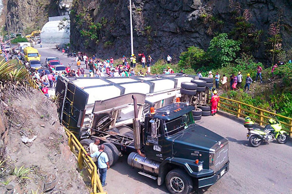 040315-accidente-tractomula-via-cali-buenaventura.jpg