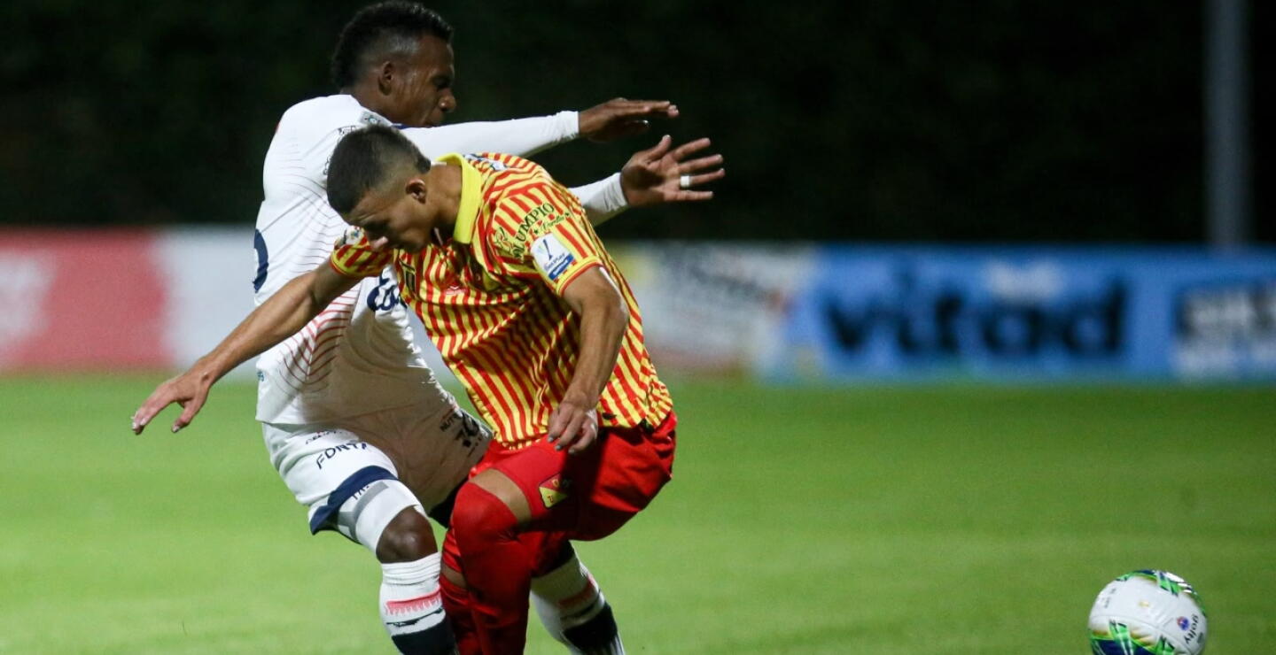 Acción de juego entre Fortaleza y Deportivo Pereira por la Liga BetPlay II-2026.