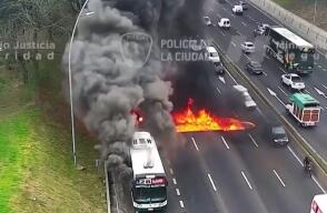 Bus ardió en llamas en plena autopista: pasajeros huyeron para salvar sus vidas
