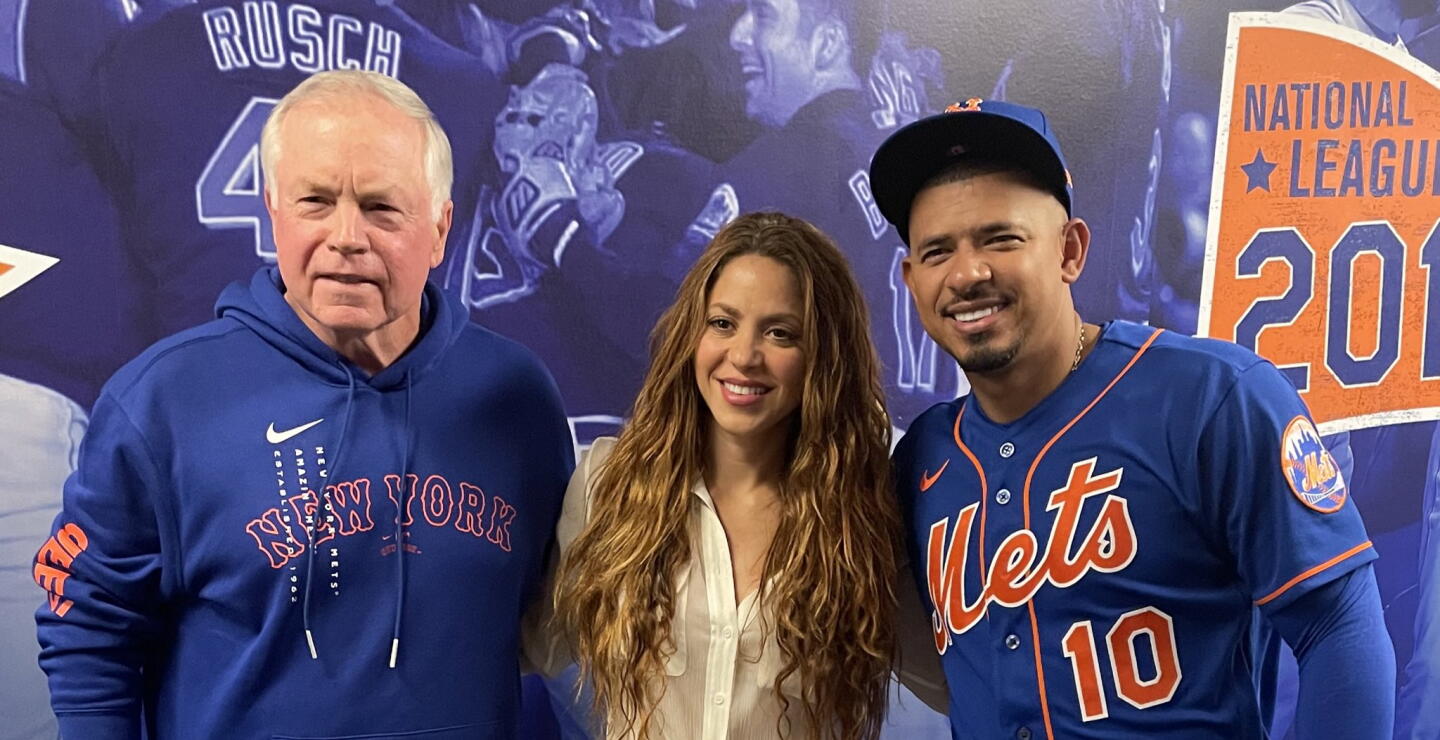 Shakira, cantante colombiana con el cuerpo técnico de los Mets.