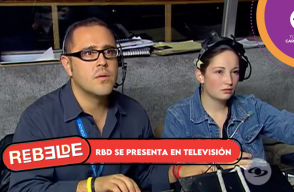La banda de RBD se presenta por primera vez en televisión e intentan impedirlo