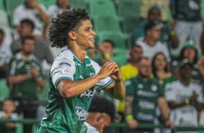 Eduard Bello celebra uno de los goles que marcó con Deportivo Cali al Cúcuta Deportivo. 