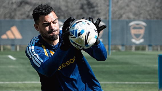 Álvaro Montero en una de las prácticas de Boca Juniors. 