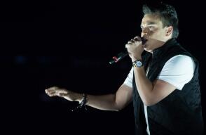 4088_La Kalle. Mujer se tatúa la cara de Silvestre Dangond / Foto: AFP