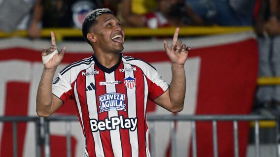 Teófilo Gutiérrez y un festejo de gol con Junior en la Copa Libertadores. 
