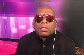 2512_La Kalle El Tino Asprilla le pega al ´peluche´enguayabado - Foto - La Kalle 2512_La Kalle El Tino Asprilla le pega al ´peluche´enguayabado - Foto - La Kalle