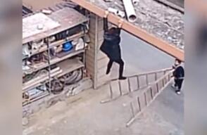 Niño salvó a su madre que quedó colgando de un techo 